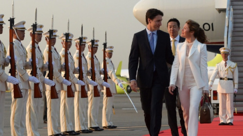 加拿大帅气总理G7峰会偷闲一天 与妻共庆结婚11年 