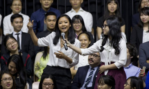 奥巴马与年轻人互动秀口技：为越南说唱天后打拍子 