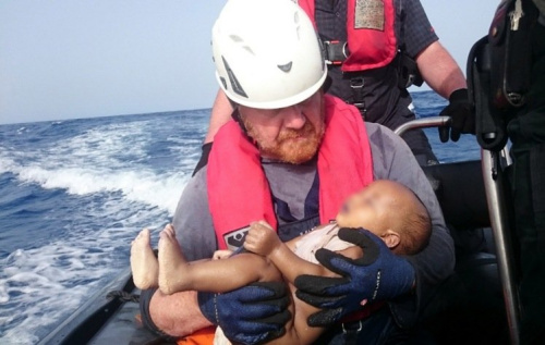 婴儿溺毙地中海照震撼人心：小手指天 宛如睡梦中（图）
