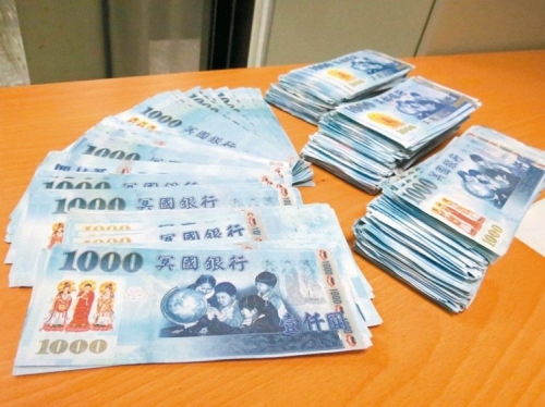  台湾男子将冥币塞进ATM 试图求吐真钞被捕