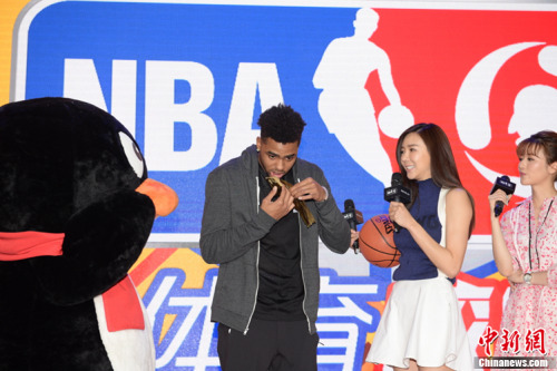 拉塞尔与中国球迷共赏NBA总决赛 亲自解说大