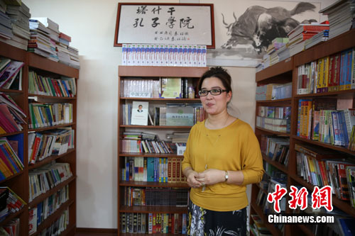 塔什干孔子学院乌方院长海飒鸥向记者介绍孔子学院图书资料情况。 wenlo