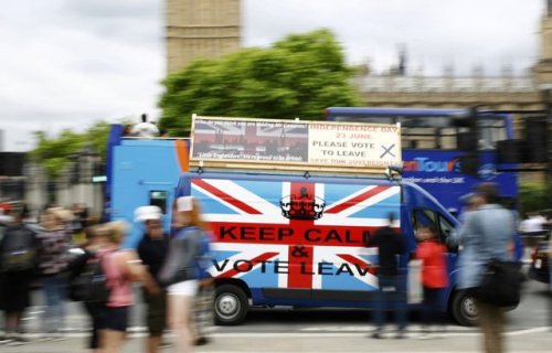 在穿过伦敦国会广场的一辆卡车上，涂着支持脱欧的标语。