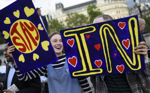 在伦敦特拉法加广场，年轻人举行活动支持留欧。