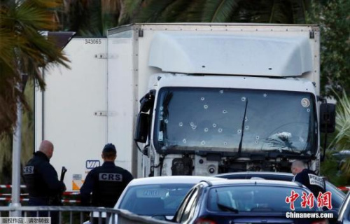 资料图 防暴警察检查发动袭击的卡车，车窗上遍布弹孔。