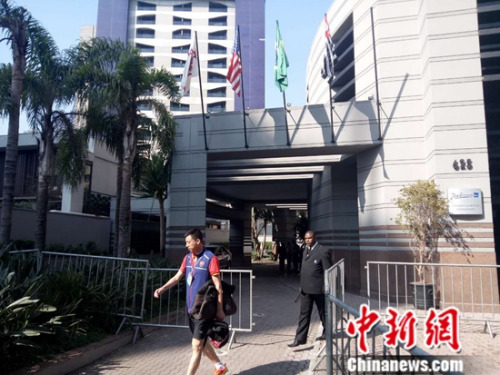 一位中国代表团成员走出安保严密的丽笙酒店。中新网记者 卢岩摄 一位中国代表团成员走出安保严密的丽笙酒店。中新网记者 卢岩摄