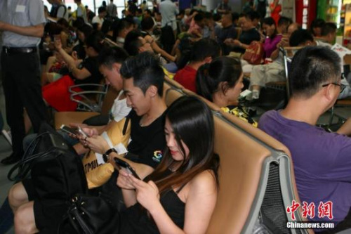 图为旅客滞留机场。 吕俊明 摄