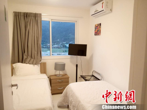 几平米的小屋,除了两张床外,富余的空间并不多。中新网记者 卢岩 摄 几平米的小屋,除了两张床外,富余的空间并不多。中新网记者 卢岩 摄