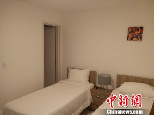 媒体村双人卧室内景。中新网记者 卢岩 摄 媒体村双人卧室内景。中新网记者 卢岩 摄