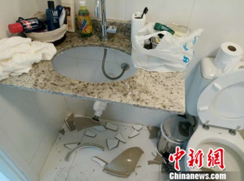 “碎了一地”的洗脸盆。媒体同行供图。 “碎了一地”的洗脸盆。媒体同行供图。