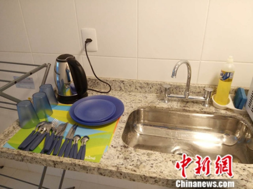 热水壶,中国记者的福音。中新网记者 卢岩 摄 热水壶,中国记者的福音。中新网记者 卢岩 摄