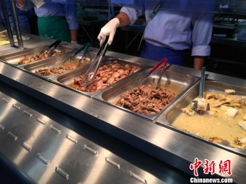 食堂伙食看起来还不错。 卢岩 摄 食堂伙食看起来还不错。 卢岩 摄
