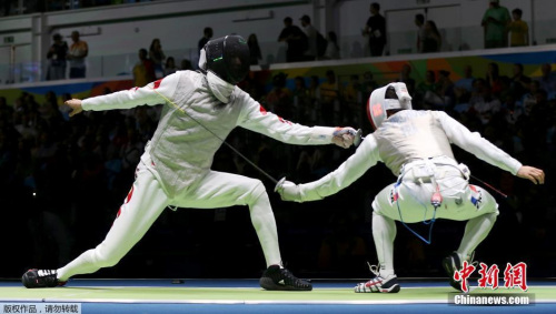当地时间8月7日，里约奥运男子花剑比赛，中国选手雷声在比赛中不敌法国选手Erwan Le Pechoux，止步32强。图为雷声(左)在比赛中。