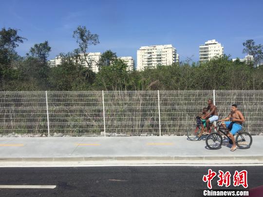 阿连德大街上,骑车的当地人。 记者 卢岩 摄 阿连德大街上,骑车的当地人。 记者 卢岩 摄