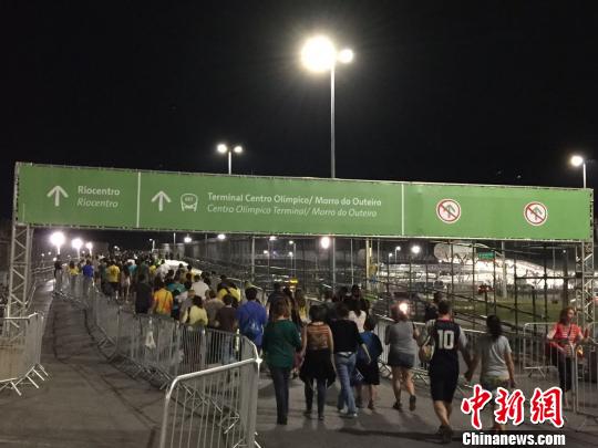 奥林匹克公园外,散场的人群。 记者 卢岩 摄 奥林匹克公园外,散场的人群。 记者 卢岩 摄