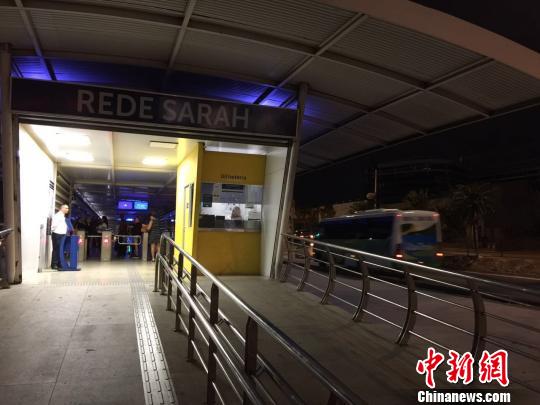 大使街上的快速公交站。 记者 卢岩 摄 大使街上的快速公交站。 记者 卢岩 摄