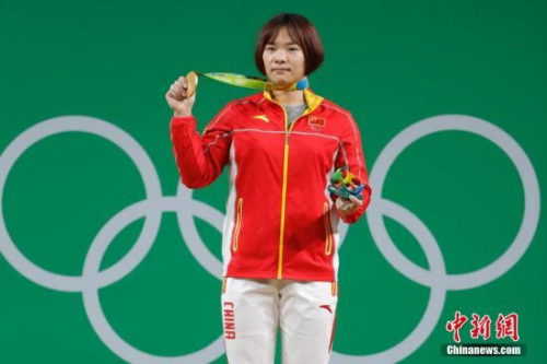 当地时间8月10日,里约奥运女子举重69公斤级比赛,中国选手向艳梅以抓举116公斤,挺举145公斤,总成绩261公斤夺得金牌,为中国代表团拿下里约奥运第9枚金牌。 中新网记者 盛佳鹏 摄 当地时间8月10日,里约奥运女子举重69公斤级比赛,中国选手向艳梅以抓举116公斤,挺举145公斤,总成绩261公斤夺得金牌,为中国代表团拿下里约奥运第9枚金牌。 中新网记者 盛佳鹏 摄