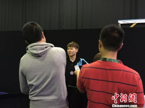 陈思羽擦干眼泪接受采访,脸上还带着泪痕。 记者 卢岩 摄 陈思羽擦干眼泪接受采访,脸上还带着泪痕。 记者 卢岩 摄