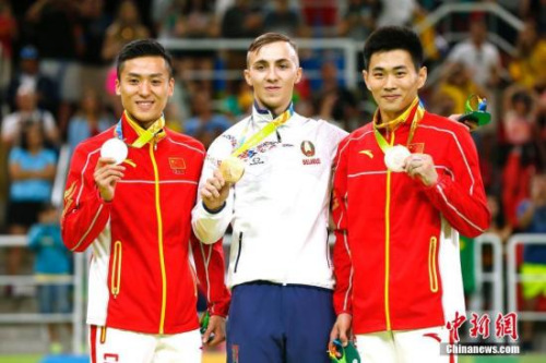 里约奥运会男子蹦床决赛中,中国选手董栋以60.535分摘得银牌。另一位中国选手高磊以60.175分摘得铜牌。中新网记者 富田 摄 里约奥运会男子蹦床决赛中,中国选手董栋以60.535分摘得银牌。另一位中国选手高磊以60.175分摘得铜牌。中新网记者 富田 摄