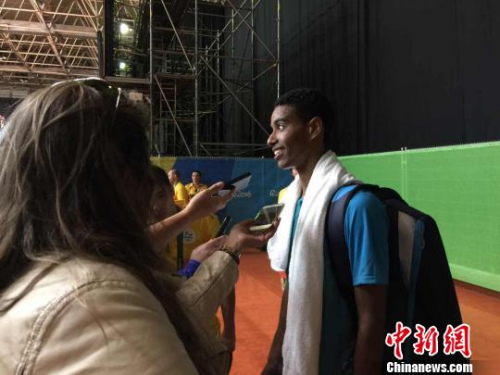 伊戈尔赛后接受采访。 记者 卢岩 摄 伊戈尔赛后接受采访。 记者 卢岩 摄