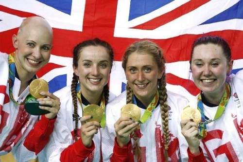 无惧病魔 英国女子自行车“光头骑士”卫冕奥运金牌 