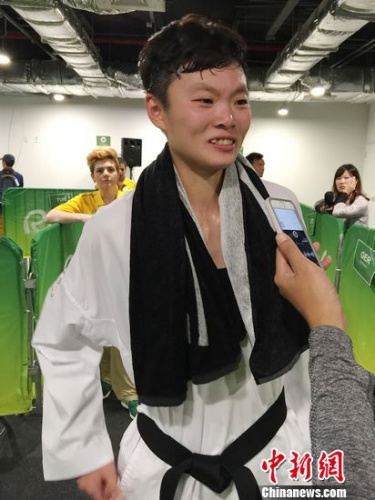 因为在比赛关键时刻的一次争议判罚,中华台北队跆拳道选手庄佳佳没能战胜韩国女将吴惠里。至此,中华台北队在本届奥运会跆拳道项目夺金希望破灭。中新网记者 张素 因为在比赛关键时刻的一次争议判罚,中华台北队跆拳道选手庄佳佳没能战胜韩国女将吴惠里。至此,中华台北队在本届奥运会跆拳道项目夺金希望破灭。中新网记者 张素