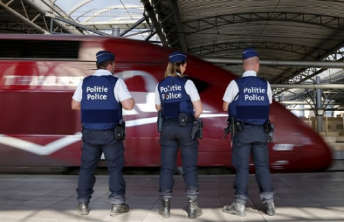 资料图：比利时警方在“大力士”列车站台上看守