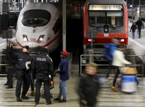 资料图：德国警方守卫火车站安全