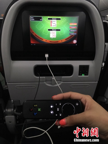 美国航空 美国航空飞机上的影音设备及USB插口。
