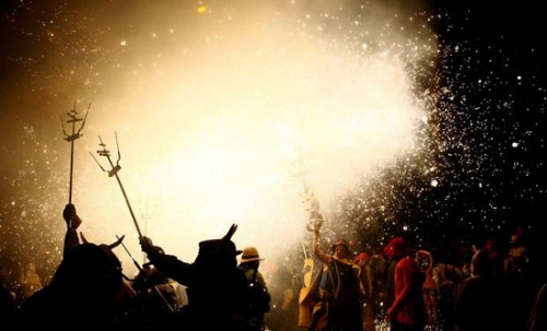 西班牙“奔火节”火花四射 民众与“恶魔”狂欢 
