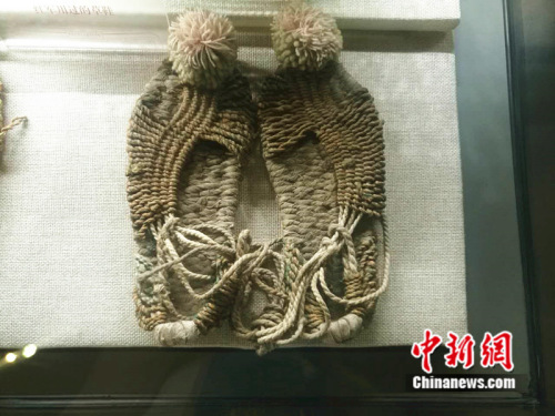 中央红军长征出发纪念馆内珍藏着谢志坚老人捐赠的草鞋。 中新网记者 张尼 摄