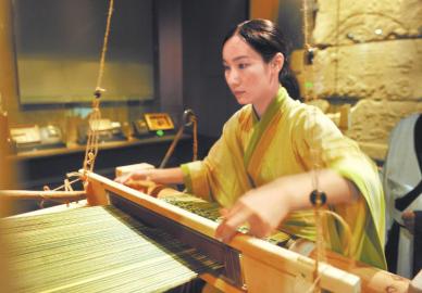 9月15日，成都市博物馆展出的汉代织机复制品，工作人员还可以现场操作。