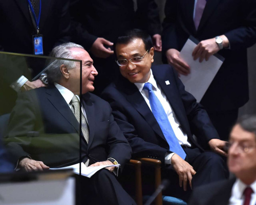 李克强总理与巴西总统特梅尔交谈 新华社记者 李涛 摄