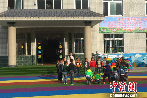南梁中心幼儿园的小朋友在老师的带领下玩游戏。中新网 种卿 摄 南梁中心幼儿园的小朋友在老师的带领下玩游戏。中新网 种卿 摄