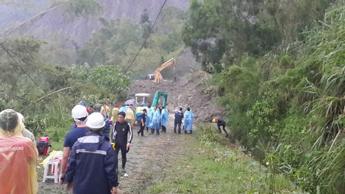 高雄市民施福寅燕巢住处被土石流掩埋，军警消动员抢救。台湾《联合报》记者黄宣翰／摄影