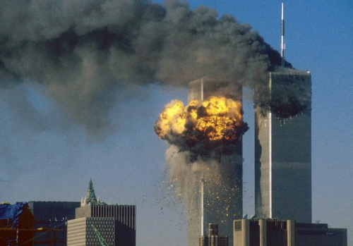资料图：2001年9月11日，美国纽约世贸大楼遭飞机撞击时的景象。