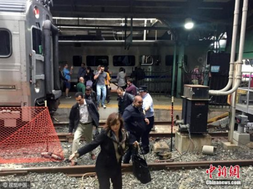 当地时间9月29日，美国新泽西州霍博肯，一列火车撞上站台。图片来源：CFP视觉中国