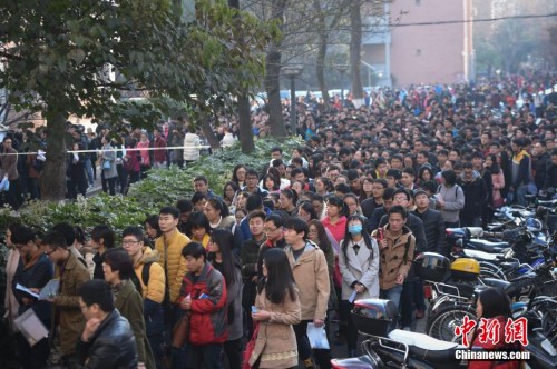 资料图：2015年11月29日，在合肥工业大学考点，考生排队进场。 中新社记者 张娅子 摄