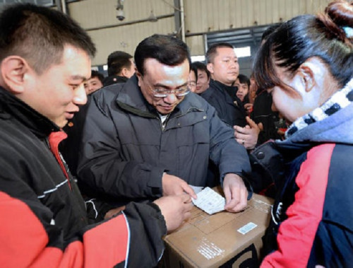2014年1月27日，李克强赴陕西考察时在民营顺丰速运公司，应邀体验快递员下单发货。