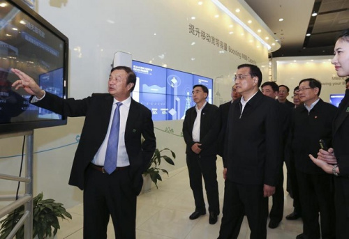 2015年1月4日，李克强在深圳考察华为公司最新技术实验室。
