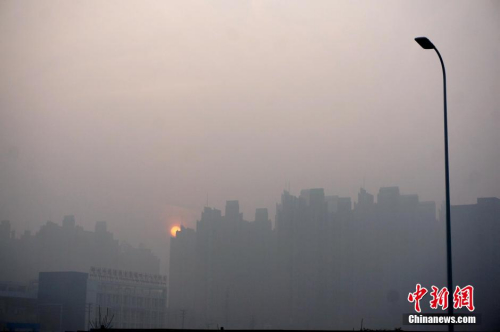 资料图：2016年1月3日，河南郑州雾霾笼罩着的高楼大厦。 <a target='_blank' href='http://www.chinanews.com/'>中新社</a>记者 王中举 摄