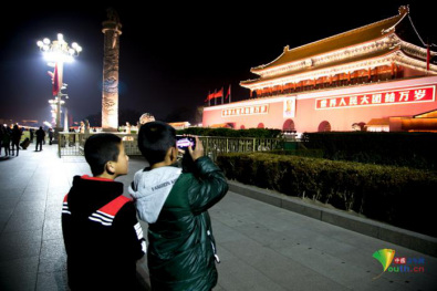 榆中县中连川小学的小队员范家维和杨博渊在天安门前拍照。 中国青年网记者 孙钊 摄 