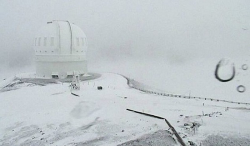 冒纳凯阿火山上的加法夏望远镜被白雪覆盖。