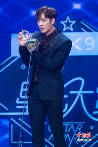 王嘉尔获年度综艺之星 感谢工作人员和粉丝