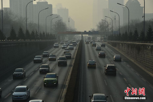 12月19日，北京继续实施单双号限行措施，道路车辆行驶畅通。中新网记者 金硕 摄
