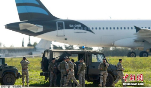 利客机劫机者自称卡扎菲支持者 不排除释放乘客