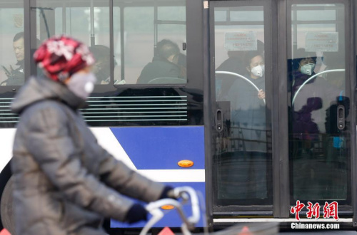 资料图：12月21日，北京持续雾霾。图为民众戴口罩出行。<a target='_blank' href='http://www.chinanews.com/'>中新社</a>记者 杜洋 摄