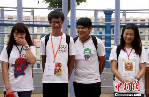 图为台湾青年志工在与小学生互动，做自我介绍。　曾洁 摄