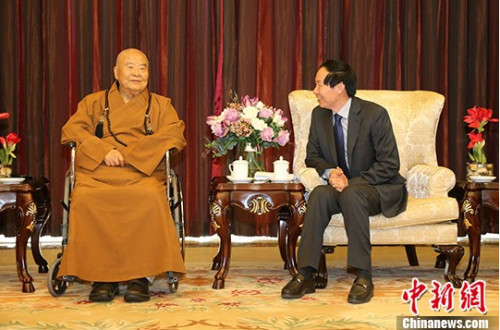 图为中国国家文物局局长刘玉珠(右)在机场贵宾厅与星云大师交流。 国家文物局图