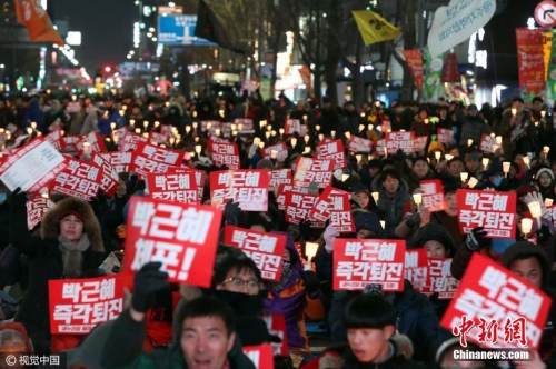 资料图：大批韩国示威民众聚集在首尔街头，要求韩国总统朴槿惠下台。